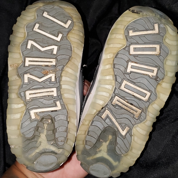 Jordan's 11 Cool Grey 8C - Picture 3 of 4